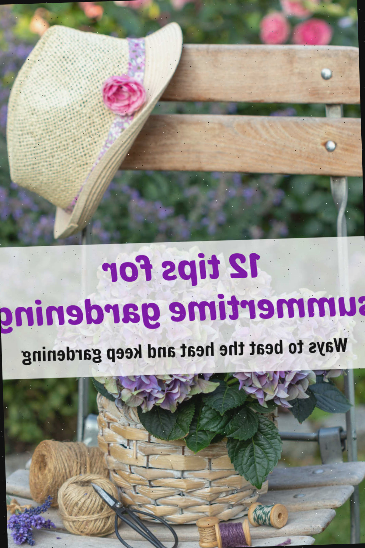 12 Dicas para Jardinagem Quando Está Quente Um chapéu de sol e ferramentas de jardinagem em uma cadeira no verão. Caixa de texto branca lê 12 dicas para jardinagem no verão. Maneiras de enfrentar o calor e continuar jardinhando.