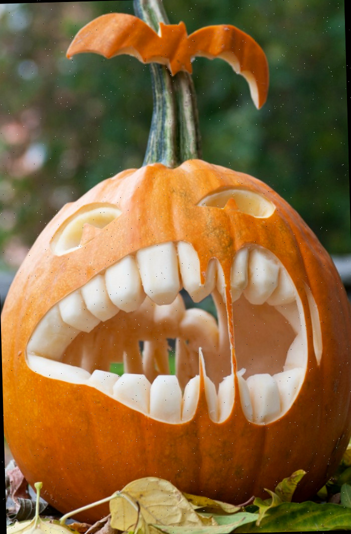 Abóbora esculpida com dentes e morcego no cabinho