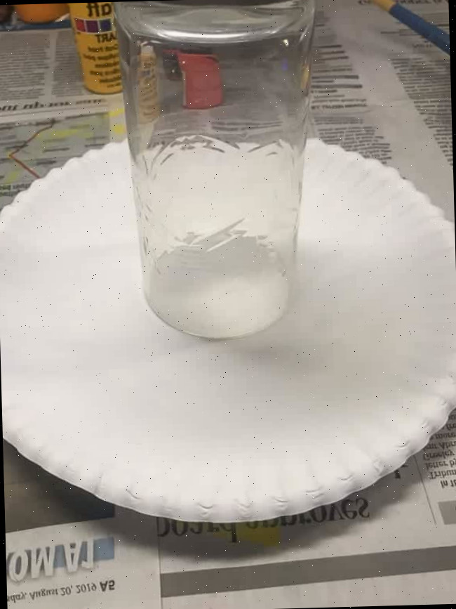 desenhe um círculo no prato de papel com um copo