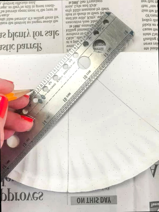 trace linhas no prato de papel dobrado com régua e lápis