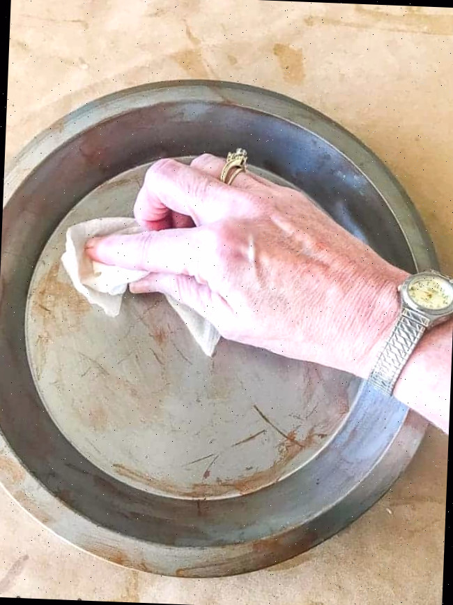 Uma tigela de comida, com torta e prato