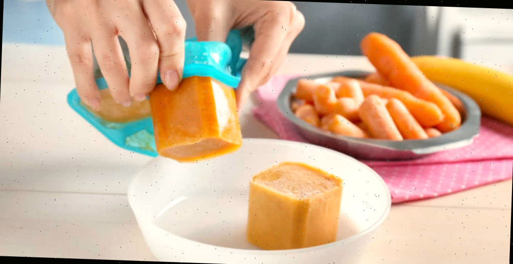 Using silicone ice cube trays mãos retirando alimento de formas de gelo de silicone.