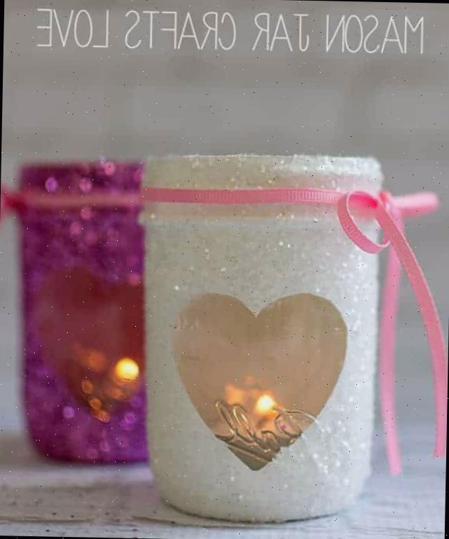 Pote de vidro em formato de coração com glitter