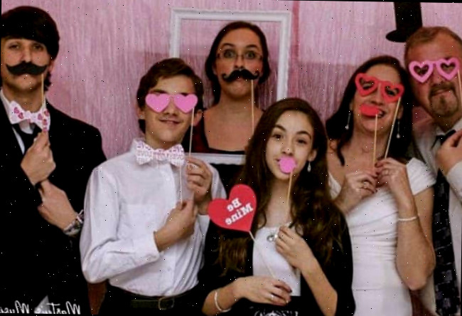 Um grupo de pessoas posando para uma foto