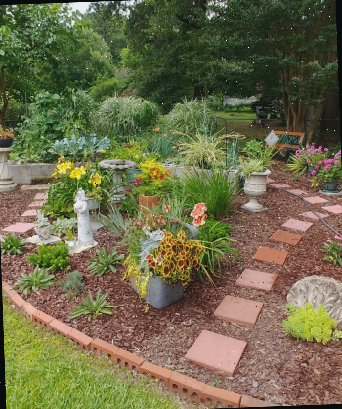 Jardim de vegetais e flores misturados.