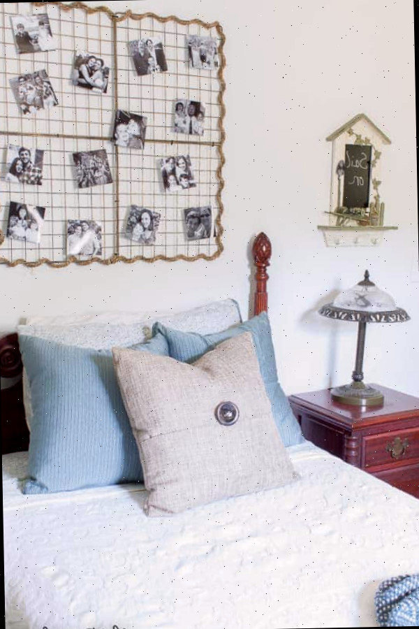 Enfeite de parede metálico com fotos e cama de solteiro vintage