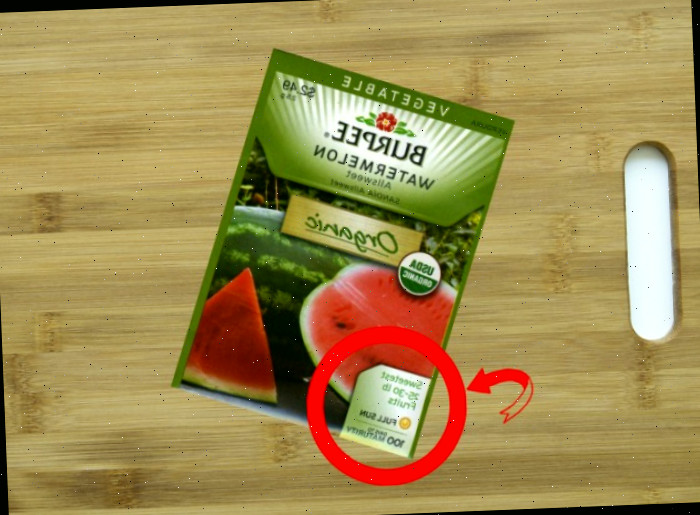 embalagem de sementes de melancia Uma embalagem de sementes de melancia com um círculo exibindo o tamanho que os frutos podem atingir, a quantidade de luz solar necessária e o número de dias para a maturidade.