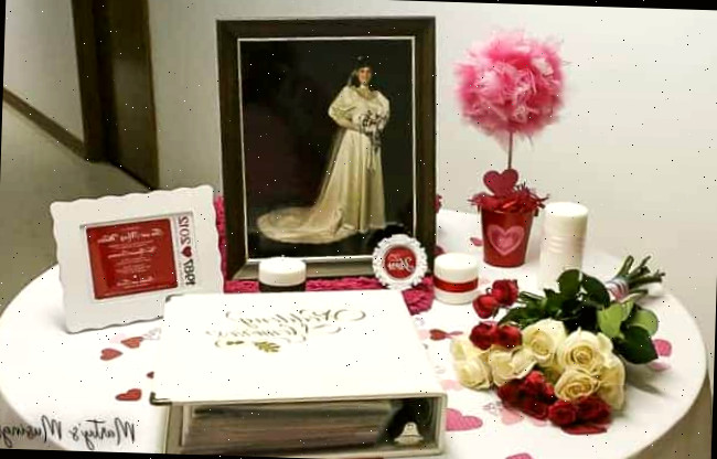 Estas decorações de 25º aniversário são ideais para uma cerimônia de renovação de votos simples e econômica, celebrando 25 anos de matrimônio! Uma pilha de folhetos sobre uma mesa