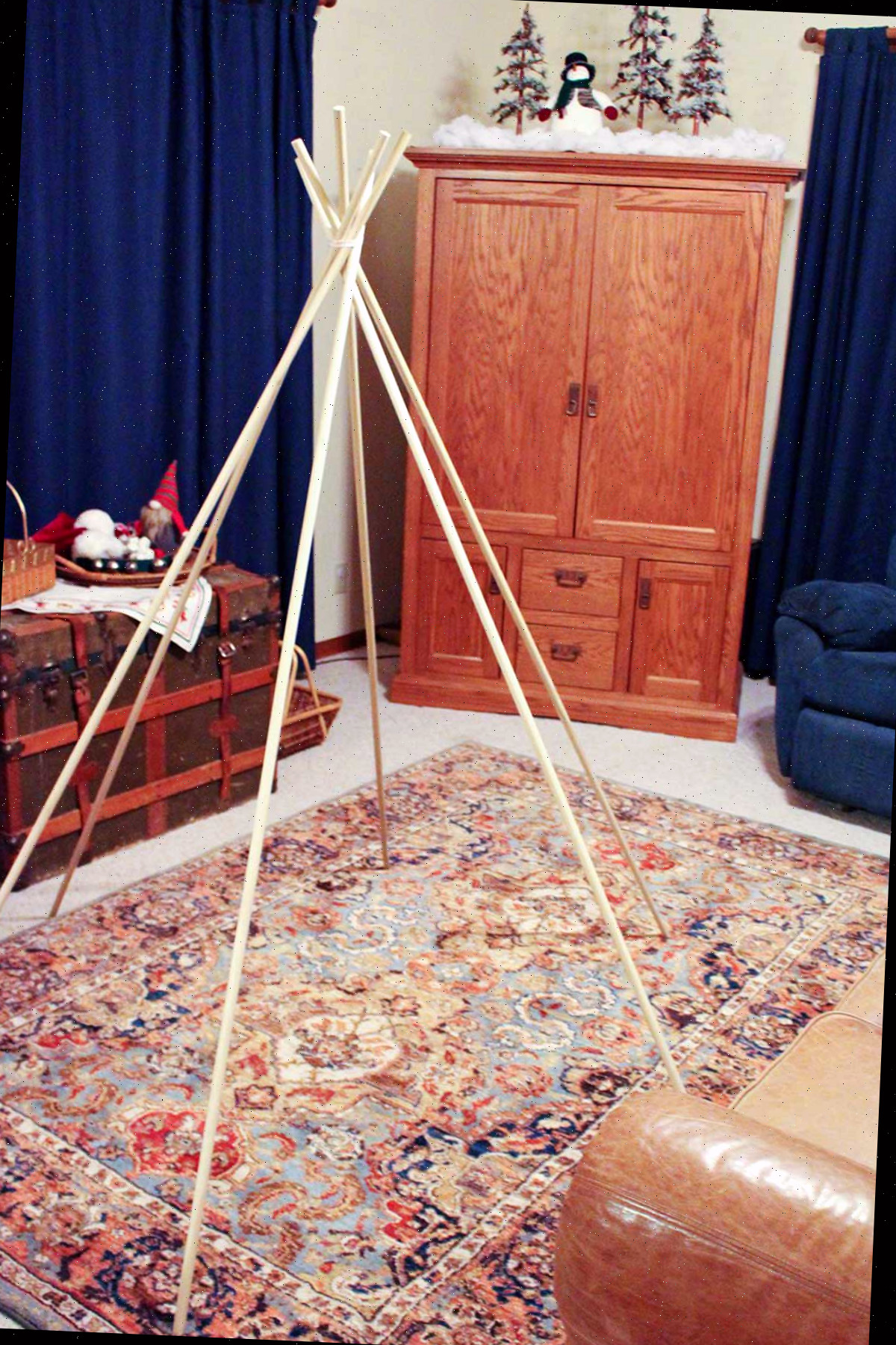 6 bastões de madeira amarrados no topo para formar uma estrutura de tenda em estilo teepee.