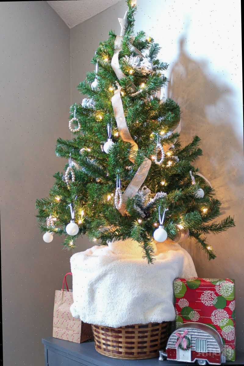 visão geral da decoração da árvore de Natal em madeira e branco