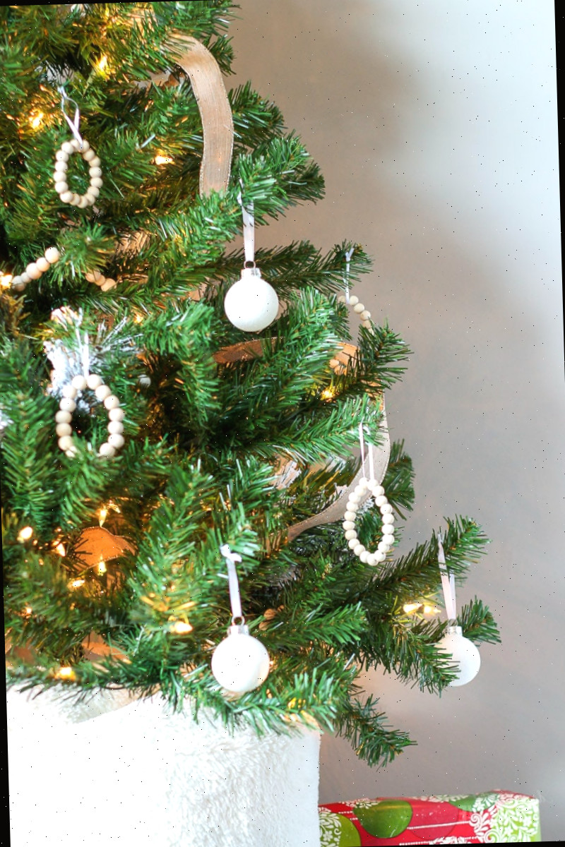 enfeites de bolinha branca com glitter na árvore de Natal