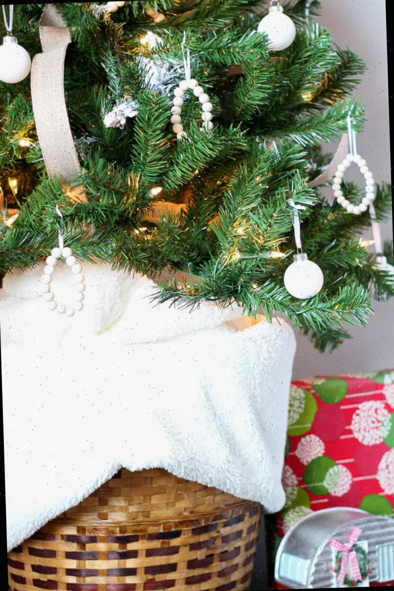 árvore de Natal perto da cesta como base
