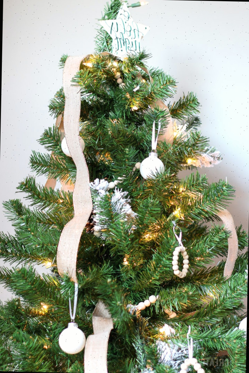 árvore de Natal com fita de juta