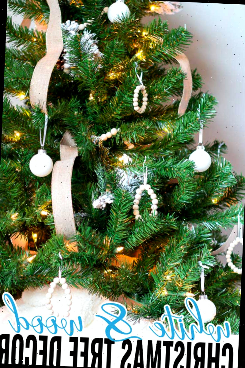 fixar decoração da árvore de Natal branca e de madeira