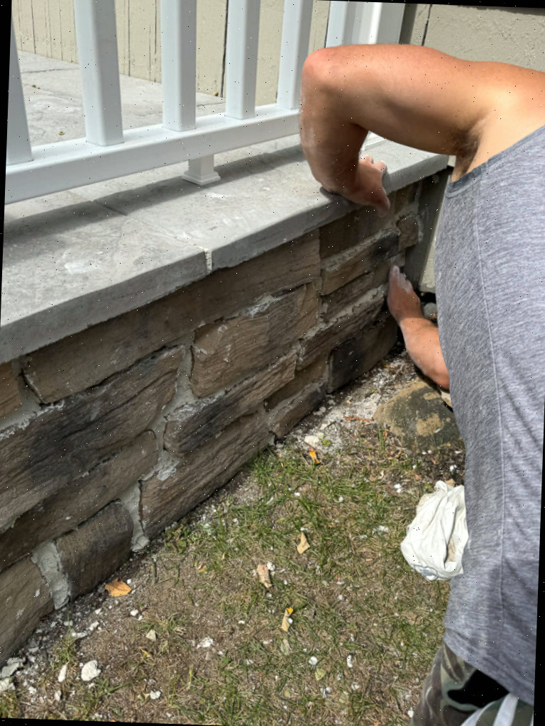 Argamassa branca e pedra: varanda DIY