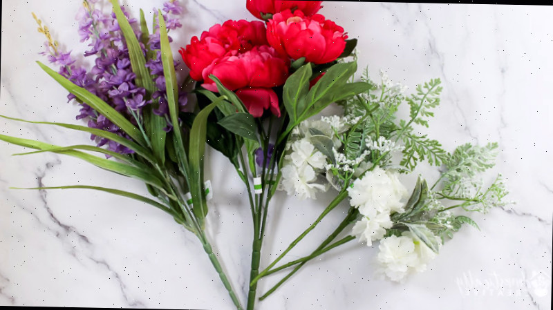 buquê de flores artificiais em fundo de mármore