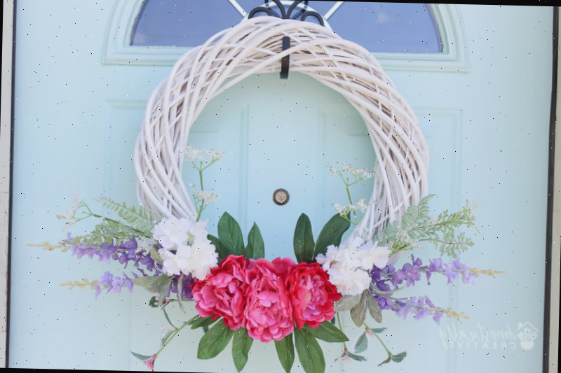 guirlanda de verão em vime branco com flores vibrantes, em porta pastel