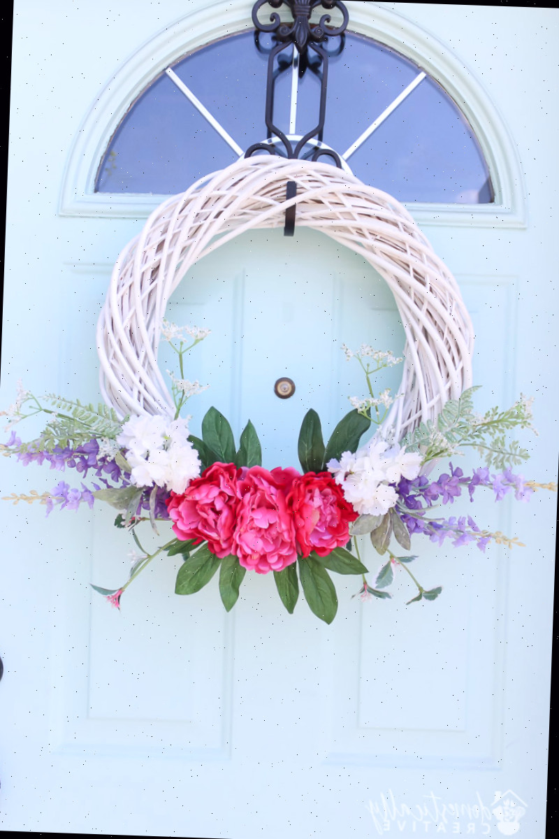 guirlanda de verão em vime branco com flores vibrantes, em porta pastel