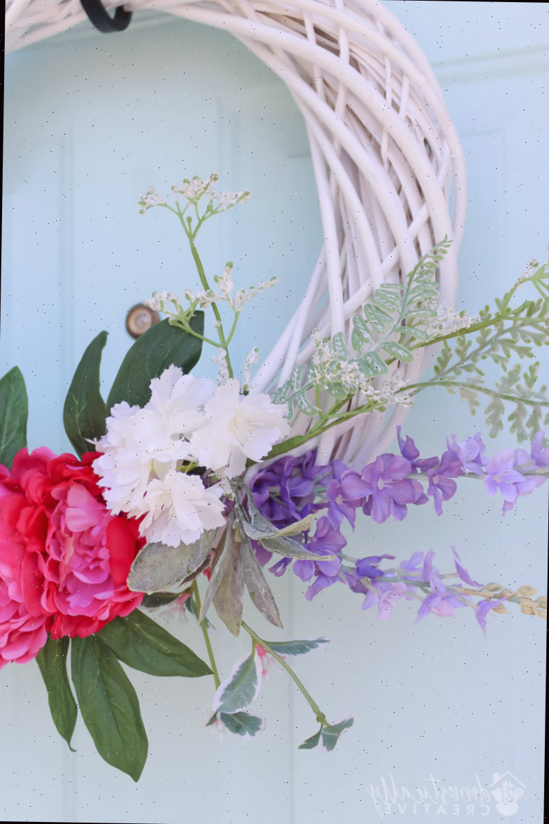 close up de flores na guirlanda de verão com porta azul claro