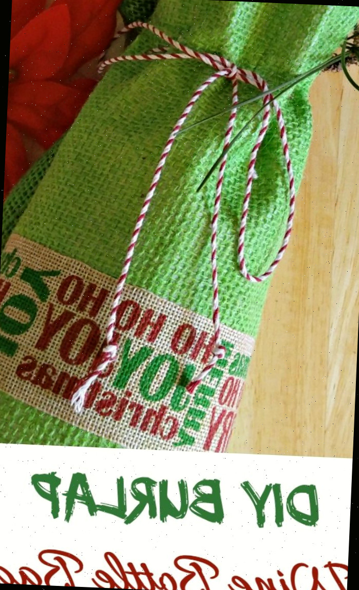DIY Saco de Garrafa de Vinho em Burlap Saco de burlap verde com fita de Natal e palavras DIY Saco de Garrafa de Vinho em Burlap.