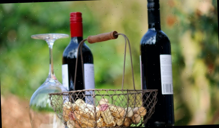 garrafas de vinho e rolhas de vinho Cesta de rolhas de vinho