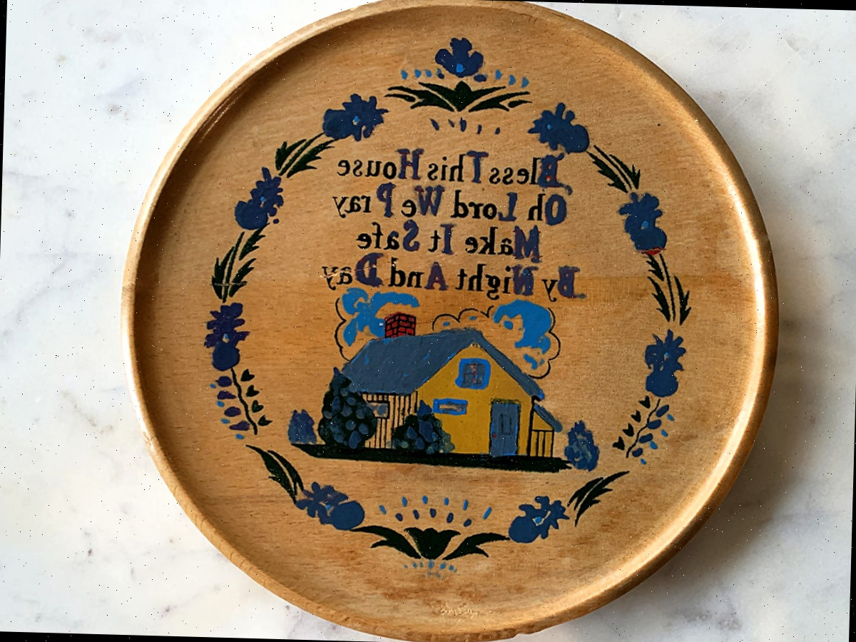 Placa de madeira vintage dos anos 1960 com uma frase inspiradora. Originalmente feita para pendurar na cozinha, mas será reutilizada como uma bandeja versátil.