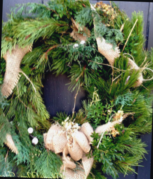Guirlanda de Natal com um laço de burlap.